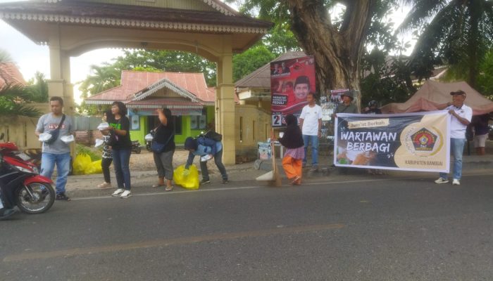 PWI Banggai Gelar Jumat Berkah, Berbagi Ratusan Nasi Kotak untuk Ojek Hingga Sopir Angkot