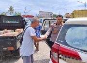 Kabagops Polres Banggai Bagikan Ratusan Nasi Kotak di Pelabuhan Rakyat, Sasar Buruh Hingga Ojek