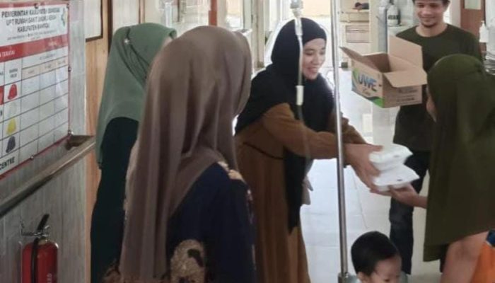 Sambangi RSUD Luwuk, Komunitas Berbagi Sedekah Bagikan Ratusan Nasi Kotak untuk Penunggu Pasien