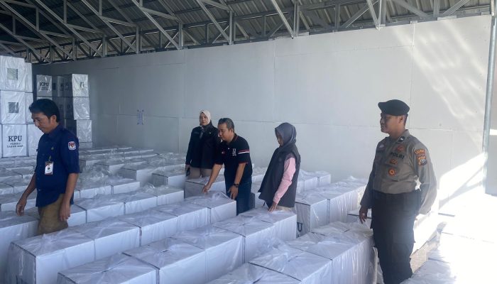 Polisi Amankan Proses Pengepakan Surat Suara di Gudang Logistik KPU Banggai