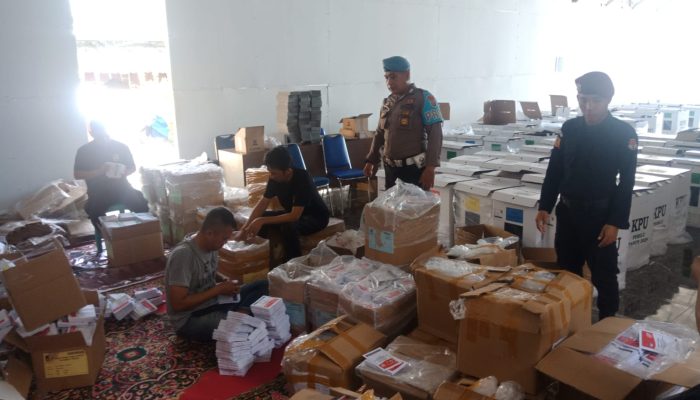 Polisi Terus Kawal Proses Packing Kotak Suara Logistik Pemilu di KPU Banggai