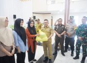 Diserahkan Langsung Bupati, 400 Keluarga Risiko Stuting di 5 Kecamatan Terima Bantuan Pangan