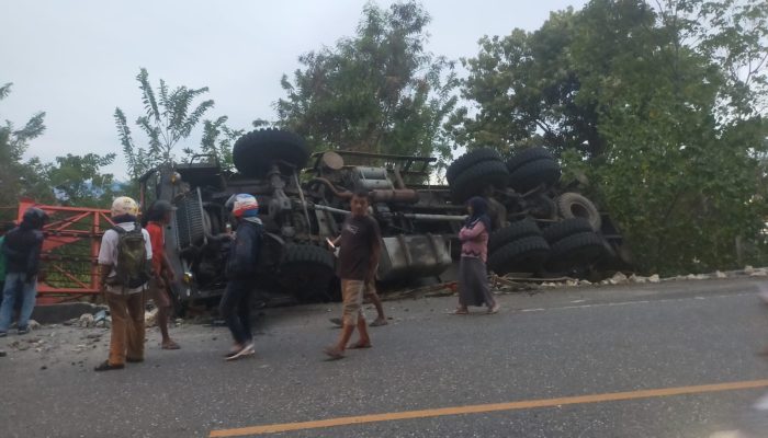 Tragis, Mobil Tronton Terbalik di Bunga Luwuk Utara