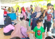 Puluhan Emak-emak Bukit Mambual Antusias Bawa Anak Balitanya Posyandu