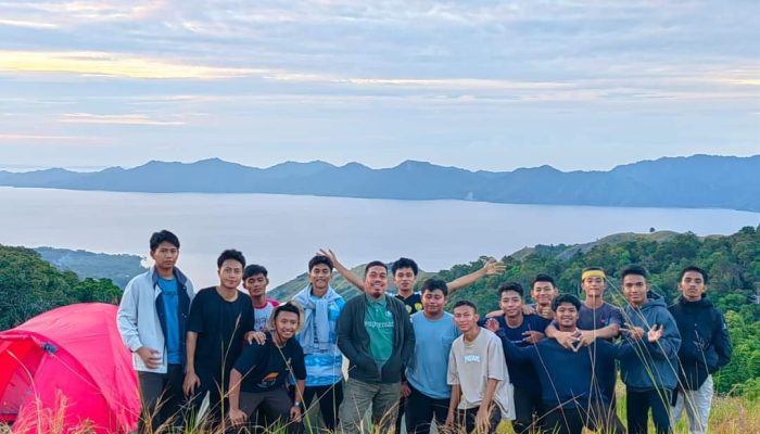 Keseruan Ustadz Muadz Berkemah dan Bukber Santri Kelas XII di Bukit Lenyek