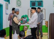 Safari Ramadhan, Bupati Serahkan Bantuan Rp70 Juta untuk Masjid At Taqwa Pagimana 