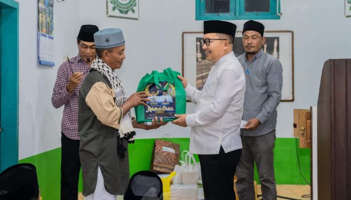 Safari Ramadhan, Bupati Serahkan Bantuan Rp70 Juta untuk Masjid At Taqwa Pagimana 