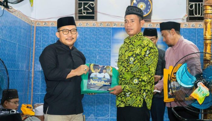 Giliran Imam Masjid Baburrahmah Dimpalon Dapat Hadiah Umrah dari Bupati Amirudin