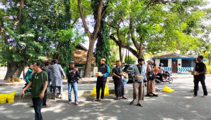 Sasar Ojek dan Sopir Angkot, HMI Luwuk Bagikan 100 Nasi Kotak