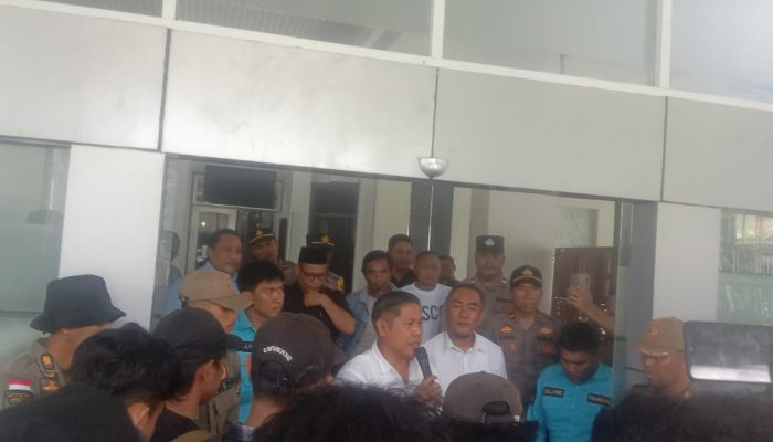 Temui Massa Aksi, Ketua Komisi I DPRD Banggai Janjikan RDP Bahas Terkait RSUD Luwuk