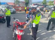 Bikin Ngakak, Pemotor di Luwuk Ini Pasang Plat Kendaraan Terbalik, Netizen: Mungkin Lagi Galau 