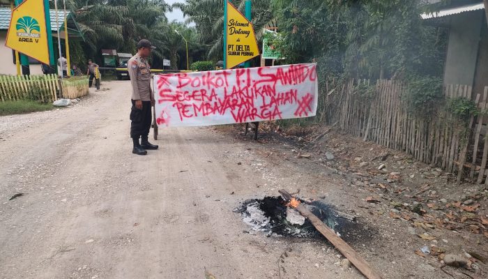 Warga Blokade Jalan Masuk PT. Delta Subur Permai di Batui 