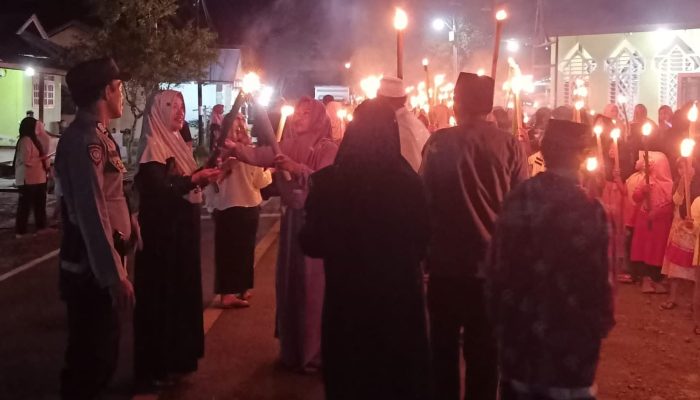 Umat Islam di Nuhon Gelar Pawai Obor Sambut Ramadhan 