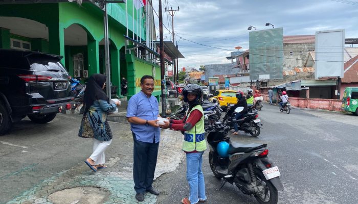 Setiap Hari, Unismuh Luwuk Bagikan Ratusan Takjil Gratis untuk Berbuka