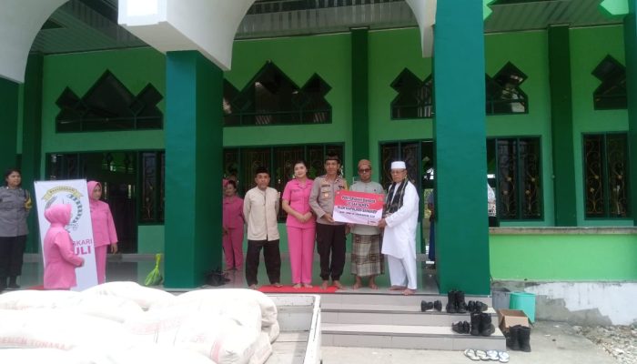 Polres Bangkep Serahkan Bantuan 24 Sak Semen Untuk Masjid Al-Mubarak Desa Baka