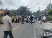 Tuntut CSR, Warga Uso Batui Tutup Jalan, TNI-Polri dan Forkopimcam Turun Mediasi 