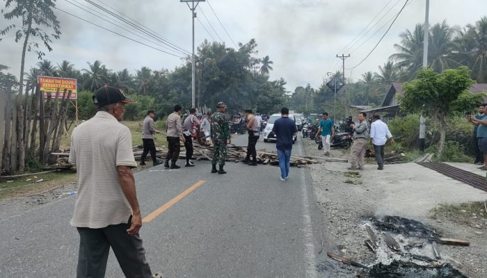 Tuntut CSR, Warga Uso Batui Tutup Jalan, TNI-Polri dan Forkopimcam Turun Mediasi 