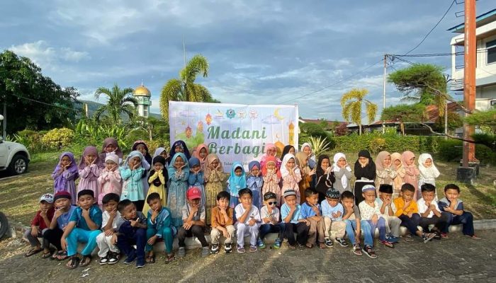 Jumat Berkah, Peserta Didik TK dan KB Islam Terpadu Madani Bagikan Takjil Gratis