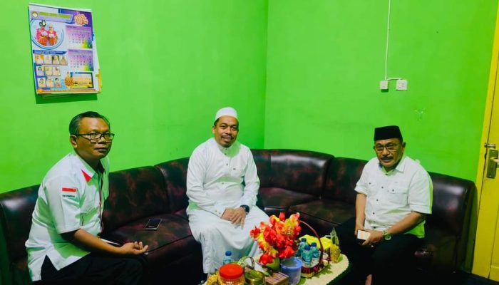 Silaturahmi, Ustadz Muadz Temui Kepala Kemenag Banggai