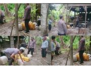 Jelang Lebaran, Polisi Bongkar Tempat Produksi Cap Tikus di Luwuk Timur, 8 Jerigen Saguer Dimusnahkan 