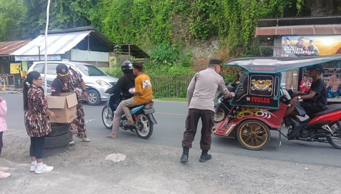 Polsek Pagimana Bersama FKPPI Bagikan Ratusan Paket Takjil