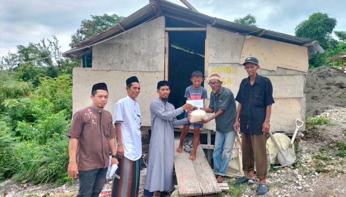 Masjid Al Fattah Bukit Mambual Salurkan Zakat Fitrah, Begini Potret Saat Penyaluran