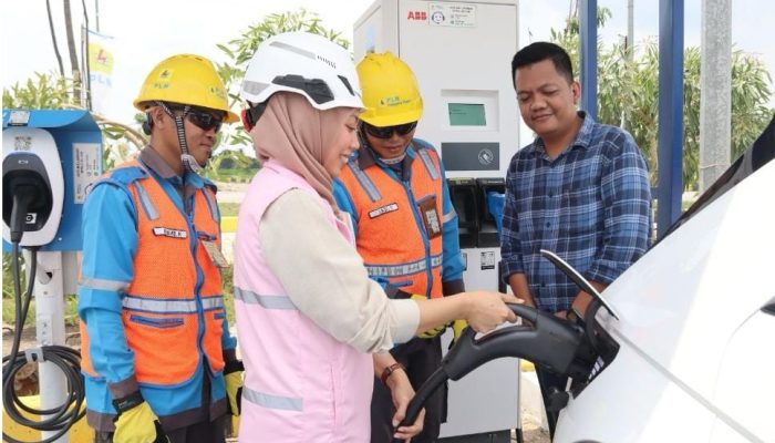 Keren, Srikandi PLN Turut Sukseskan Pasokan Listrik Andal Selama Lebaran 2024