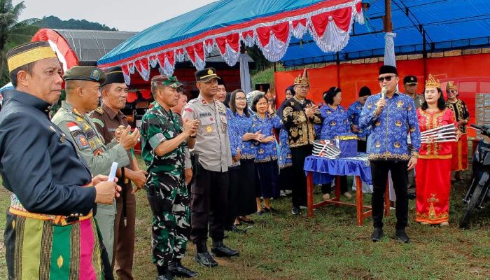 Luar Biasa, Bupati Delis Serahkan 10 Motor dan 36 Laptop untuk Guru di Momentum Hardiknas 