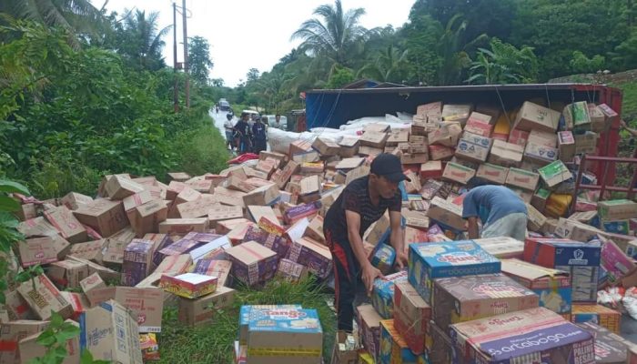 Satpol PP dan Damkar Bangkep Bantu Evakuasi Truk Terbalik di Tanjakan Saiyong