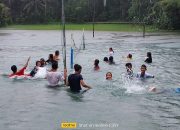 Banjir, Siswa SMP 2 Liang Ini Rame-rame Mandi di Halaman Sekolah Bak Kolam Renang, Warganet: Airnya Jernih