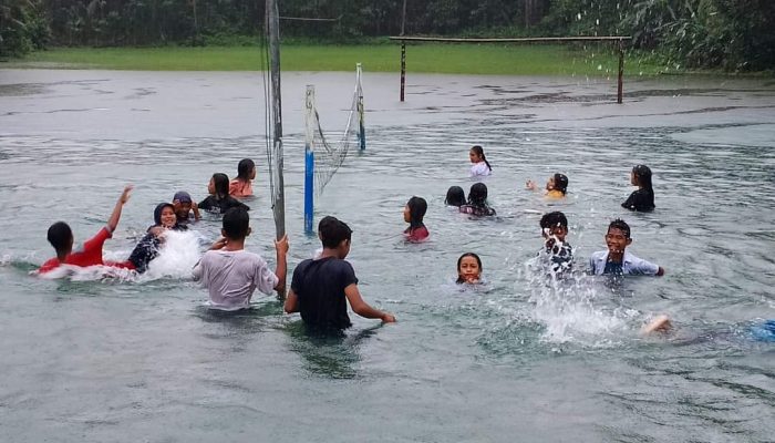 Banjir, Siswa SMP 2 Liang Ini Rame-rame Mandi di Halaman Sekolah Bak Kolam Renang, Warganet: Airnya Jernih