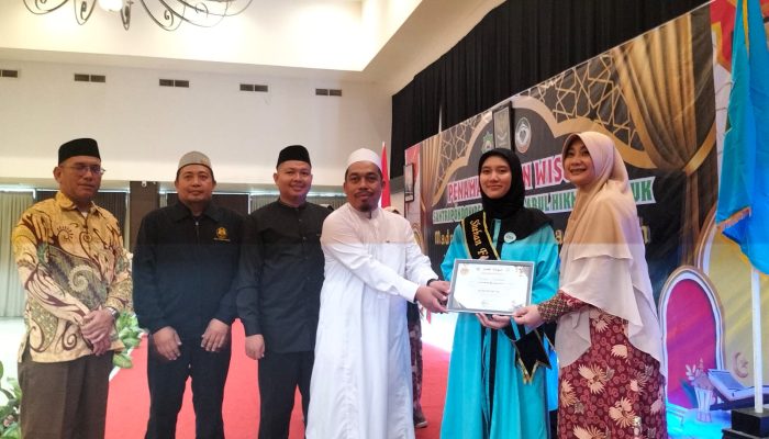 Hafal 30 Juz, Shehan Fadilah Lulusan Daarul Hikmah Luwuk Dapat Hadiah Umrah di Momen Wisuda