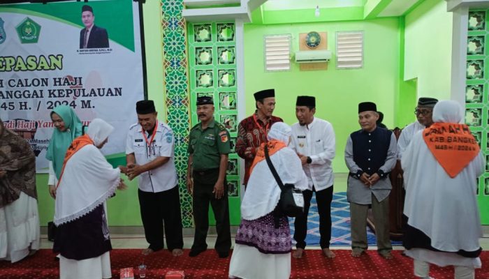 Lepas 43 Calon Jemaah Haji Bangkep, Bupati Ihsan Basir Ingatkan Selalu Sabar dan Jaga Kesehatan 