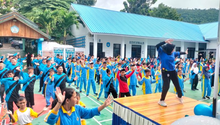 Siswa Antusias, Kadisdik Banggai Buka Semarak Gerakan Sekolah Sehat di SMPN 1 Luwuk 