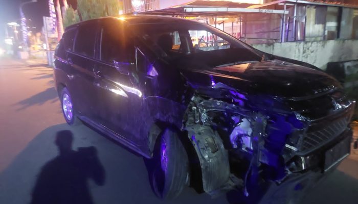 Diduga Sopir Ngantuk, Mobil X-Pander Tabrak Pembatas Jalan di Kota Luwuk Hingga Ringsek