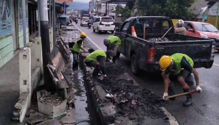 Antisipasi Dampak Cuaca Ekstrim, PUPR Keruk Sedimen Drainase di Kota Luwuk 