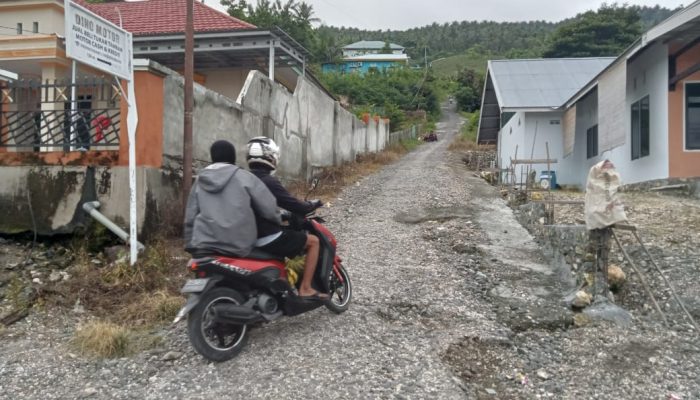 Warga RT 04 Bungin Timur Minta Perbaikan Jalan Rusak