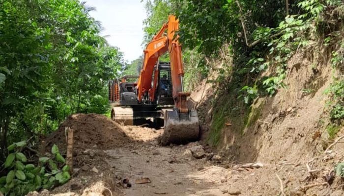 Gercep, Relawan Sulianti Murad Atasi Jalan Kantong Produksi Tertimbun Longsor di Nambo