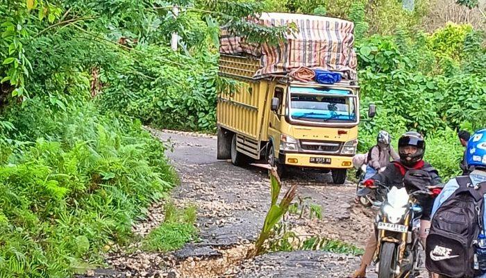 Warga Keluhkan Jalan di Alakasing Bangkep Rusak Parah