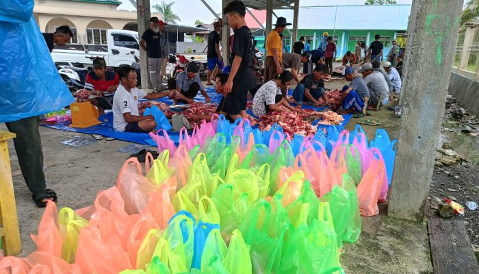 Sembelih 6 Ekor Sapi, Masjid Nur Islah Distribusikan Ratusan Paket Daging Kurban