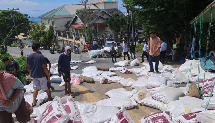 Tragis, Truk Terguling di Tanjakan Santika Hingga Timpa Mobil Avanza dan Motor