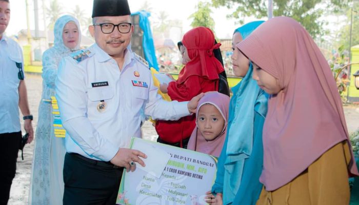 Bupati Amirudin Bantu Rp100 Juta Untuk Pembangunan Masjid Darul Taqwa Tohiti Sari