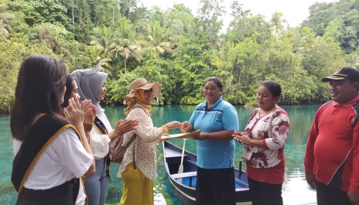 Kunjungi Lukpanenteng, Direktur YPL Fatiyah Suryani Mile Serahkan Bantuan Springbed untuk Homestay 