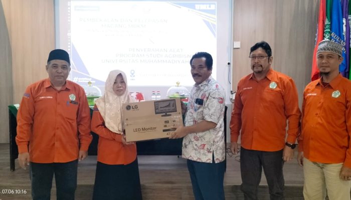 Rektor Unismuh Luwuk Buka Pembekalan Magang Kerja Kewirausahaan PKKM dan Serahkan Alat Laboratorium Pertanian 