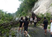 Longsor Terjadi di Jalan Penghubung Mantoh dan Balantak, Polisi dan Warga Kompak Turun 