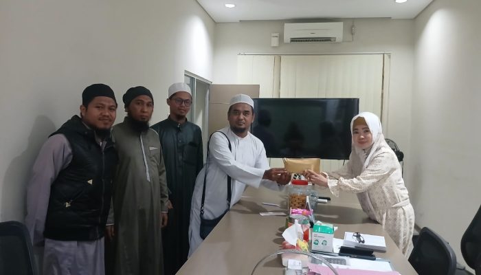 Panitia Pembangunan Masjid Al Latif Puge Terima Bantuan dari Keluarga Murad Husain