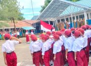 Dipimpin Kepsek, SDN Maahas Gelar Upacara Bendera, Murid Ditekankan Disiplin