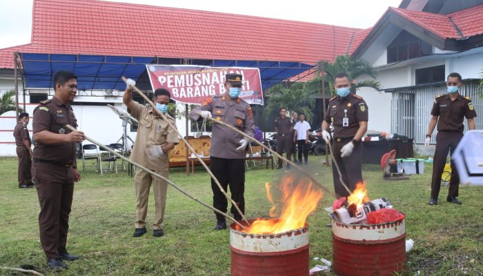 Kejari Banggai Laut Musnahkan Babuk dari 43 Perkara