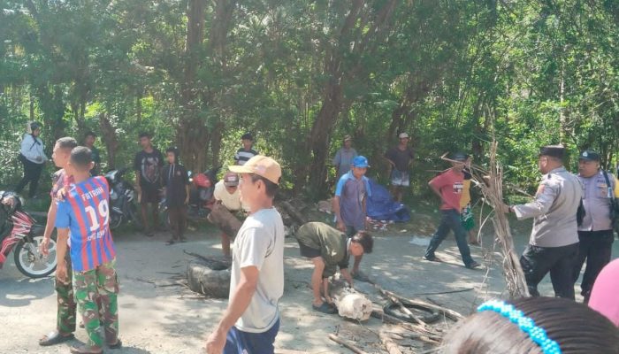 Sejumlah Warga Siuna Blokade Jalan Buntut Protes ke PT ABM, Kapolsek Pagimana Turun Tangan 