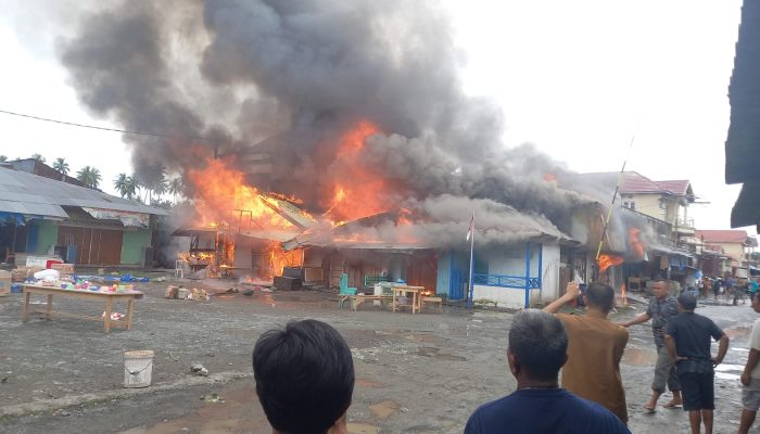 3 Toko dan 1 Warung Makan di Pasar Bunta Rata Dilalap Si Jago Merah